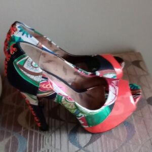 Betsey Johnson peep toe festive heel size 8 5 stunning!